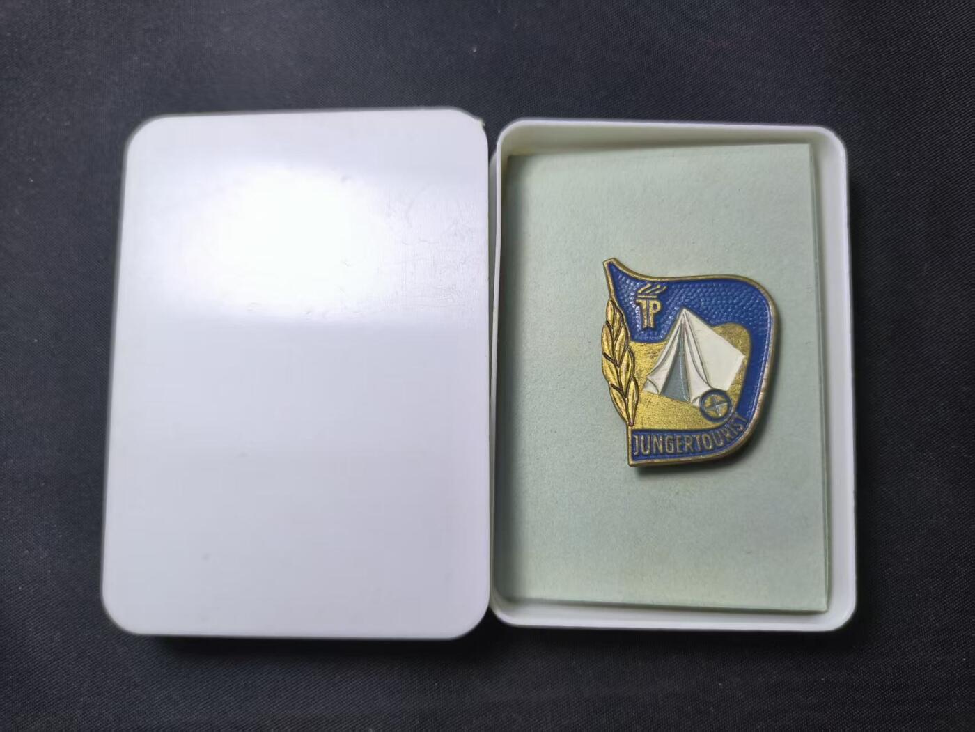 云宸嘉赏-勋臻佳藏四月精品甄选场次（低佣 一元一手） 民主德国青年探险家证章带原盒 早期版本