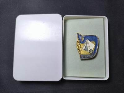云宸嘉赏-勋臻佳藏四月精品甄选场次（低佣 一元一手） - 民主德国青年探险家证章带原盒 早期版本