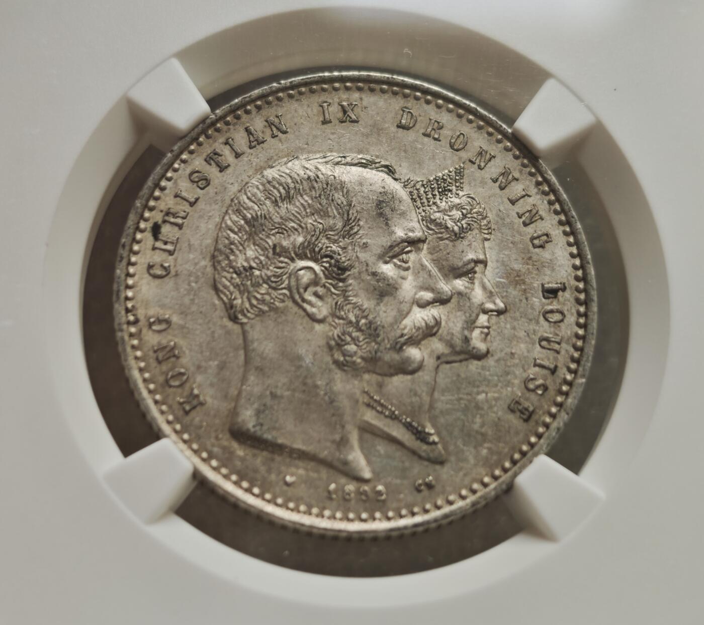 瓶子🏺第236期拍卖会  丹麦王国（Denmark）于1892年发行的克里斯蒂安九世与路易丝王后金婚（50周年结婚纪念）2克朗（2 Kroner）银币，由国际顶级钱币评级机构NGC（Numismatic Guaranty Company）评级为 MS 62