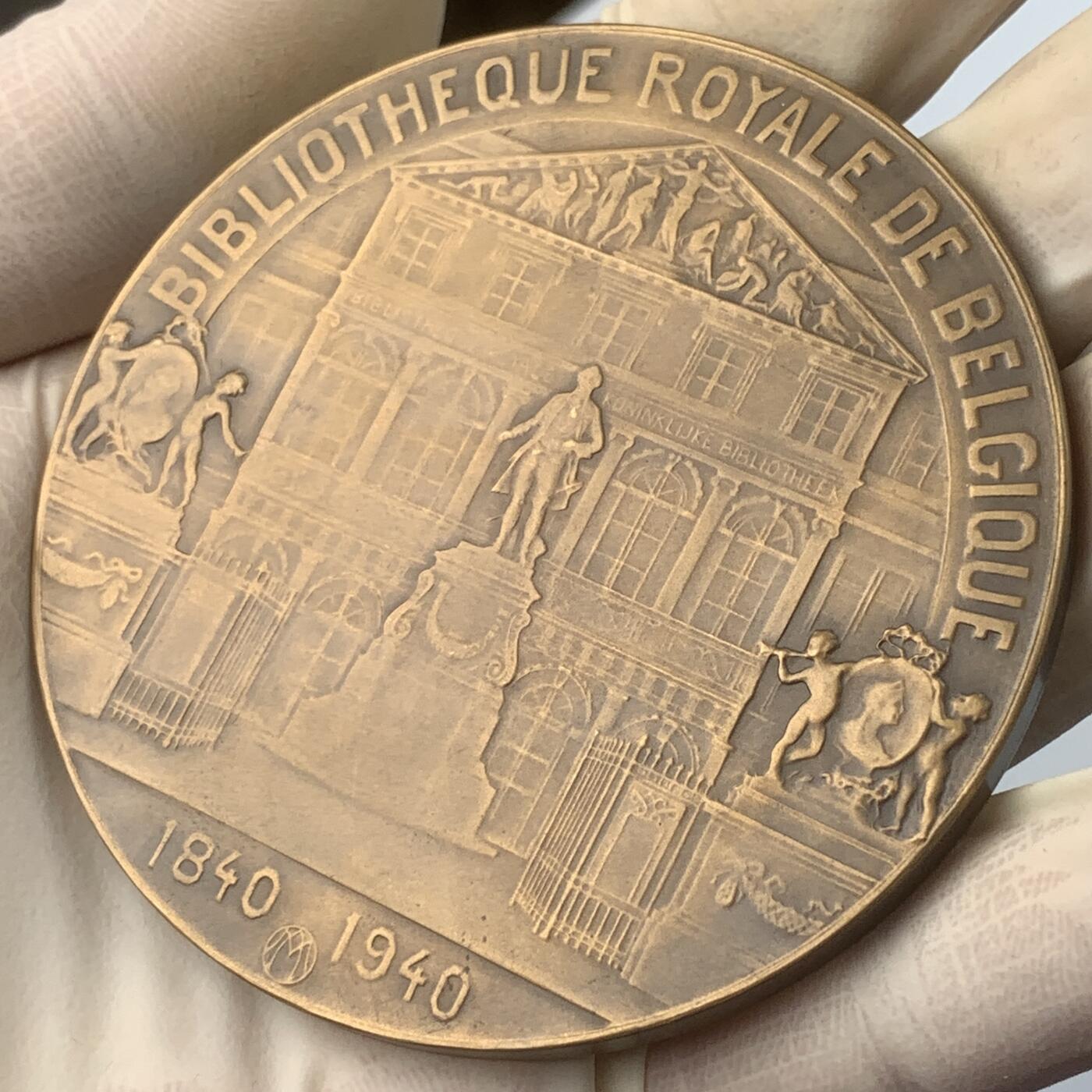 掌中浮雕-藏着的欧洲第057场 1940年比利时皇家图书馆公众开放一百周年纪念铜章，70mm；  比利时艺术勋章之友#69——Centenary of the openingof the royallibrary to the public  雕刻家：Pierre Theunis   