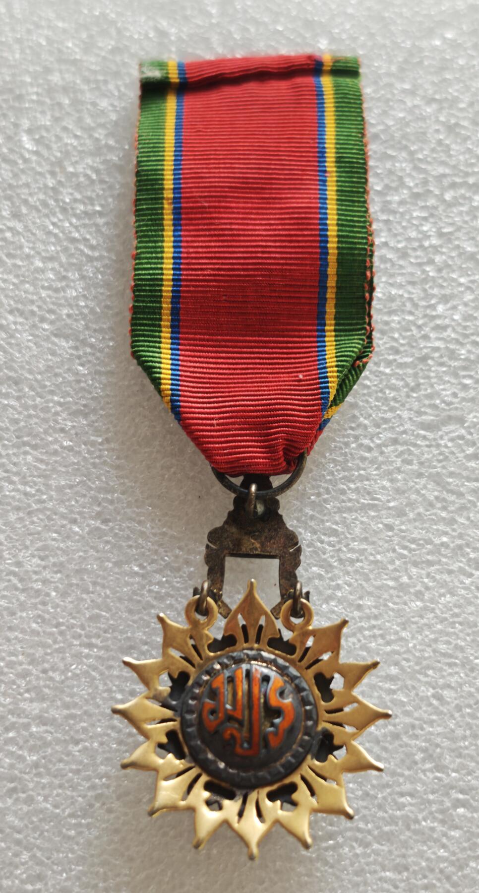 瓶子🏺第236期拍卖会  泰国五级（成员级）最崇高白象勋章（Order of the White Elephant, 5th Class/Member）银质（银镀金）中央为白象（泰国国宝与王权象征），立于多层台座之上，象身饰有鞍具，白象为泰国文化中神圣、尊贵的符号，代表王权与祥瑞