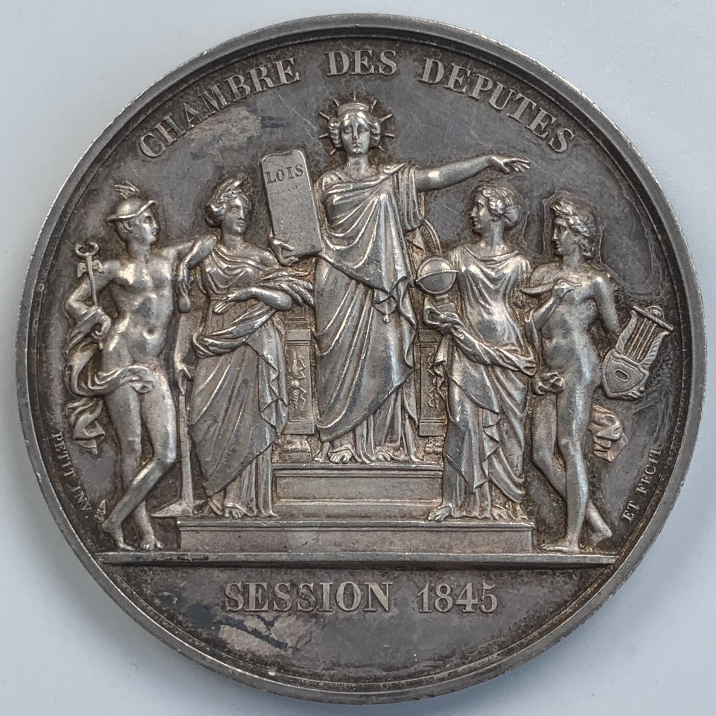 掌中浮雕-藏着的欧洲第057场 1845年法国奥尔良王朝众议院议员银质奖章，此奖章为法国众议院在每一届议会开幕时颁发，最早作为议员身份证明，后来成为惯例作为纪念发放。正面为法国国王路易.菲利普，52mm，73.5g，船首边铭，原铸