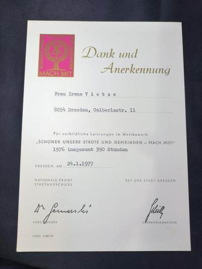 云宸嘉赏-勋臻佳藏四月精品甄选场次（低佣 一元一手） - 民主德国德累斯顿文明城市社区建设荣誉证书（390小时志愿服务时长，顶级）授予伊雷妮・维策女士