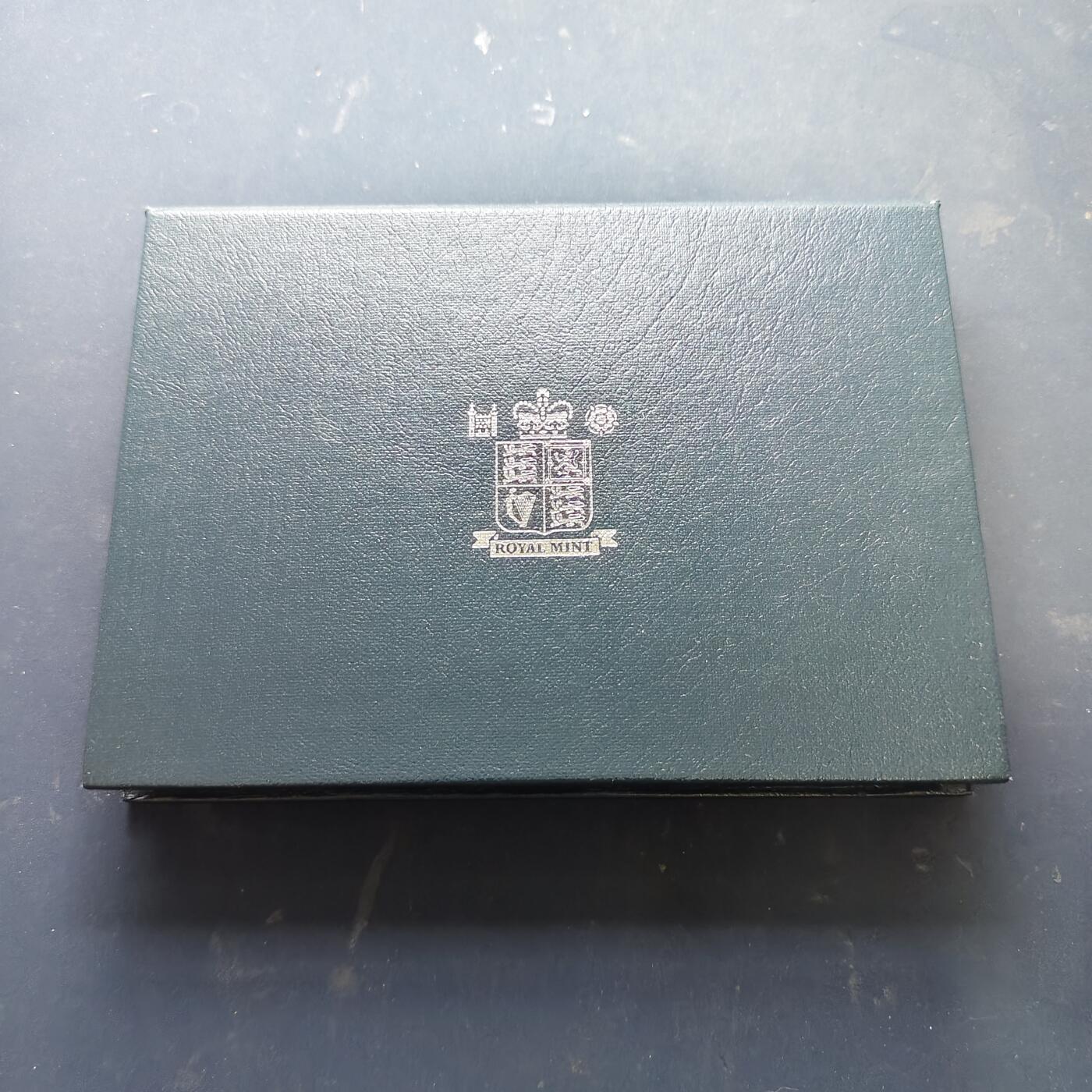 【全场包邮】纯粹捡漏拍519场 英国1994年官方蓝本精制套币-盒证全-含2镑英格兰银行300周年+1镑苏格兰狮徽+50便士D-DAY五十周年（获奖币）精制纪念币