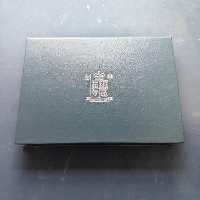 【全场包邮】纯粹捡漏拍519场 - 英国1994年官方蓝本精制套币-盒证全-含2镑英格兰银行300周年+1镑苏格兰狮徽+50便士D-DAY五十周年（获奖币）精制纪念币