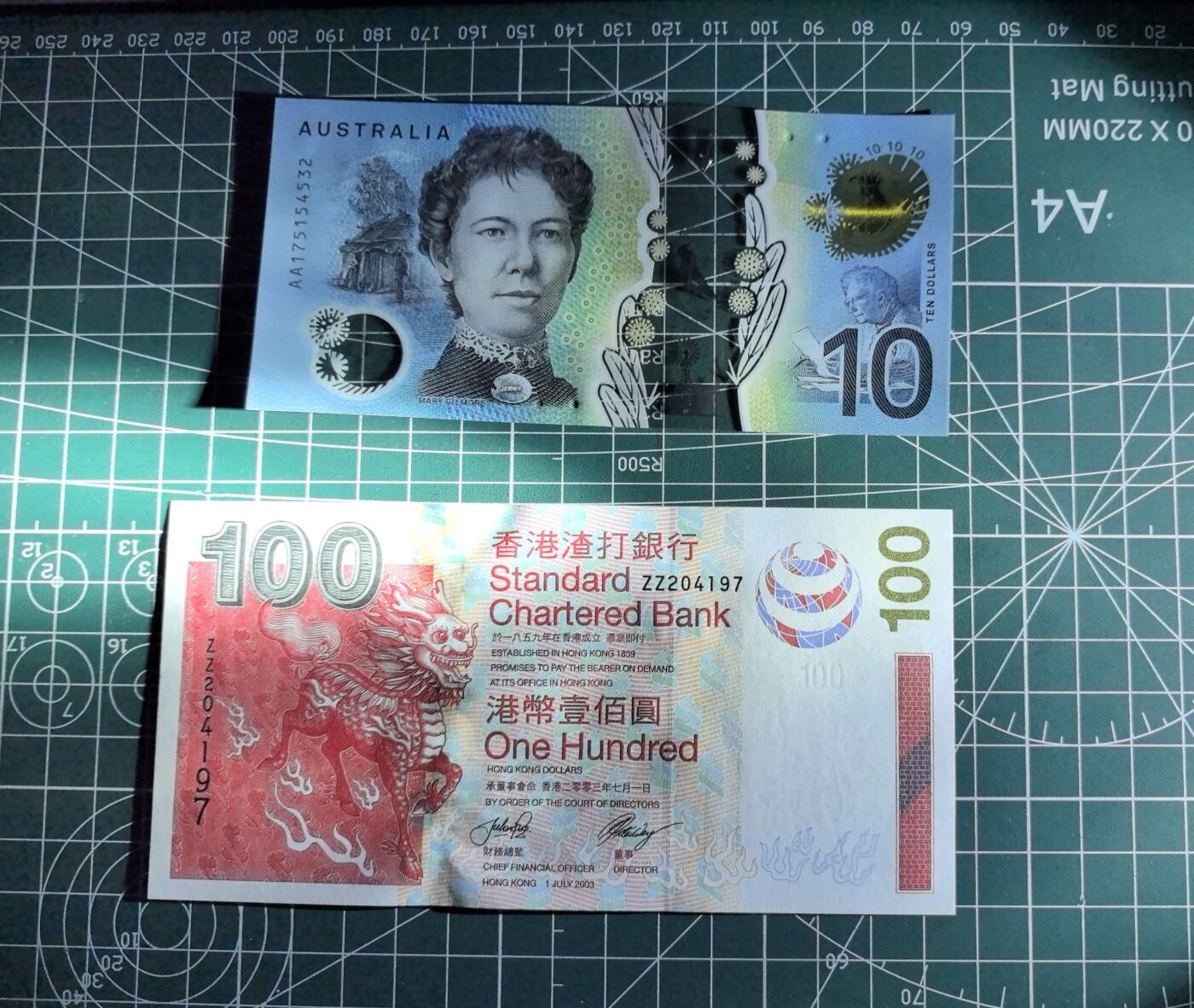 《外钞收藏家》第六百二十五期（精选场）（长期征集拍品、欢迎藏友们联系合作） 2017年澳大利亚10元塑料钞 AA冠+2003年香港渣打银行100元 补号 2张 全新UNC