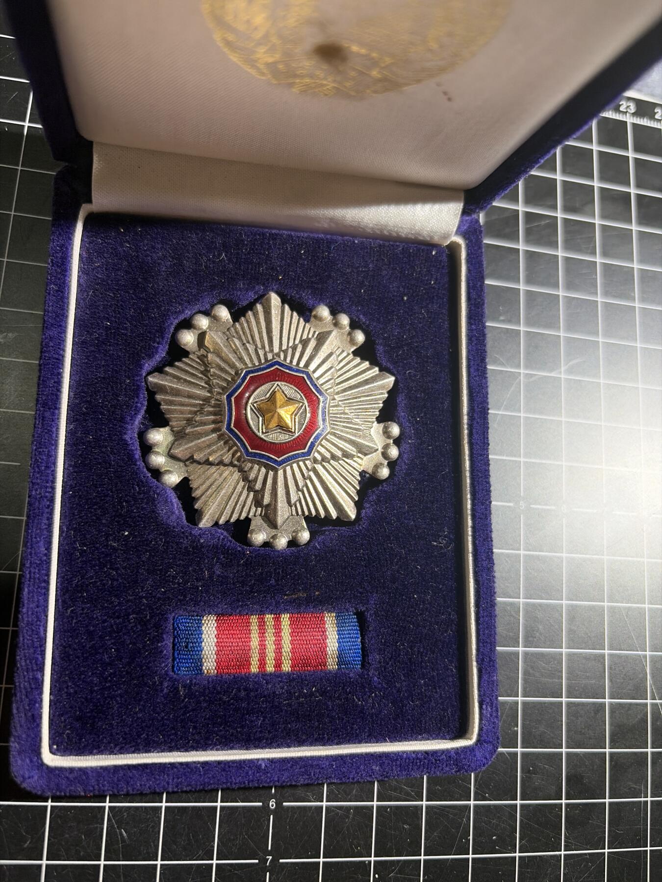 古冰库章牌勋赏收藏0起拍卖 稀少方盒 朝总联版烫金国徽盒三级国旗勋章带盒略