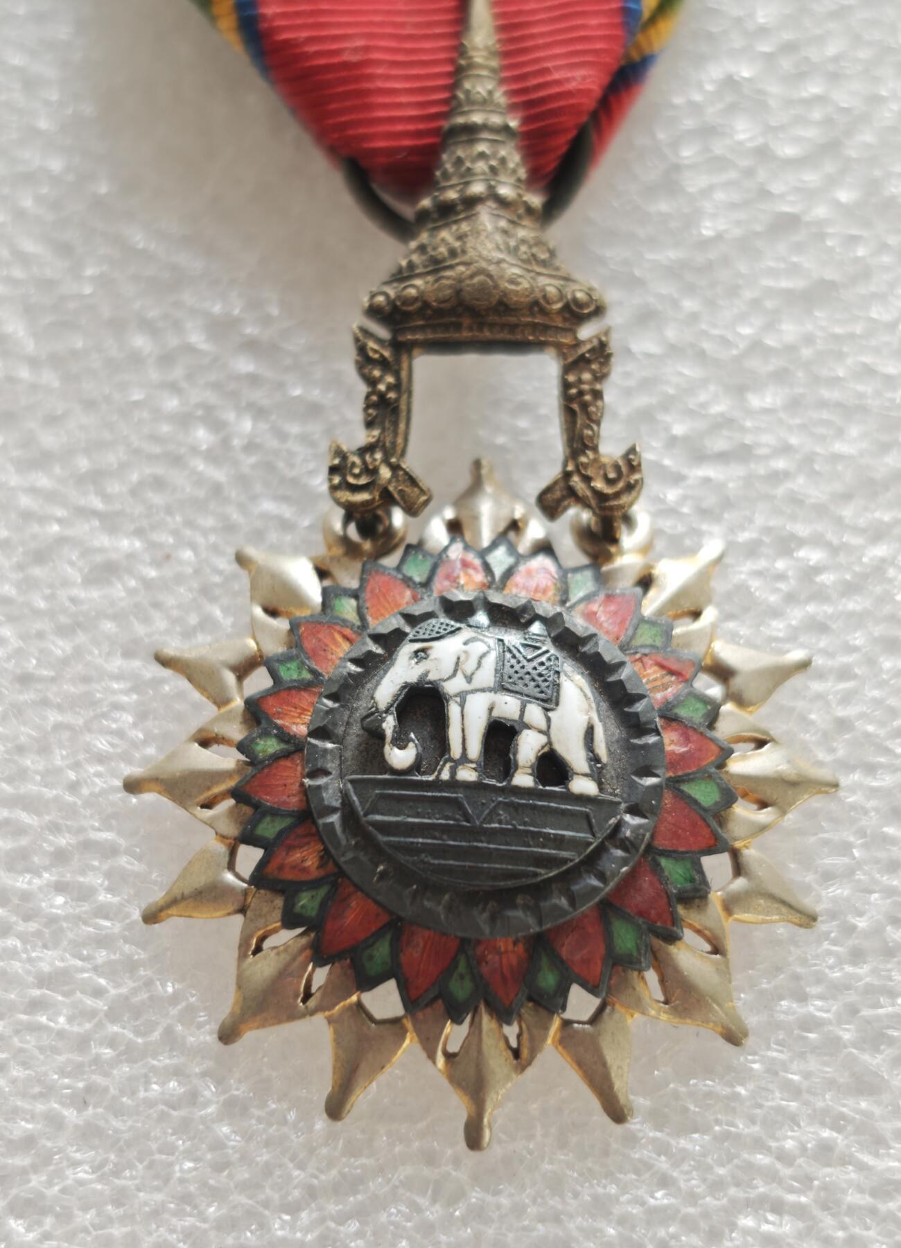 瓶子🏺第236期拍卖会  泰国五级（成员级）最崇高白象勋章（Order of the White Elephant, 5th Class/Member）银质（银镀金）中央为白象（泰国国宝与王权象征），立于多层台座之上，象身饰有鞍具，白象为泰国文化中神圣、尊贵的符号，代表王权与祥瑞