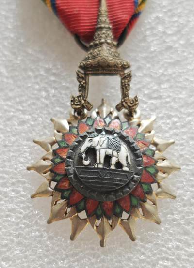 瓶子🏺第236期拍卖会 -  泰国五级（成员级）最崇高白象勋章（Order of the White Elephant, 5th Class/Member）银质（银镀金）中央为白象（泰国国宝与王权象征），立于多层台座之上，象身饰有鞍具，白象为泰国文化中神圣、尊贵的符号，代表王权与祥瑞