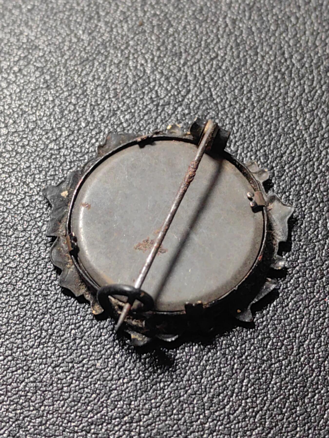 靖甫拍卖第九场 西欧花边玻璃框徽章 中间是玻璃盖 背面可以拆下放进去小照片或者硬币等