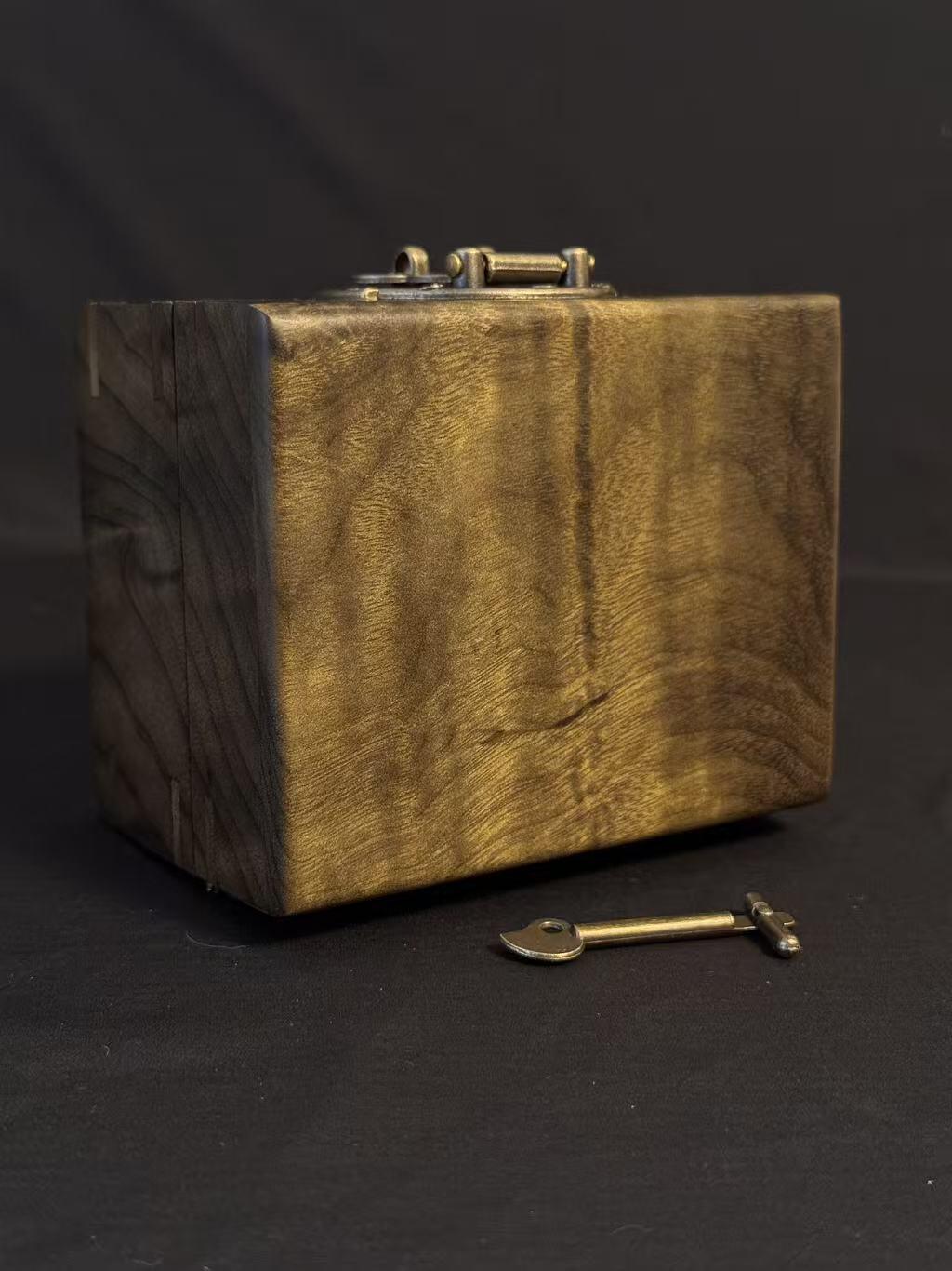 零元拍：精工手做金丝楠阴沉木满水波满纹满金丝首饰盒/品香盒，尺寸：100.5/79.5/61MM。