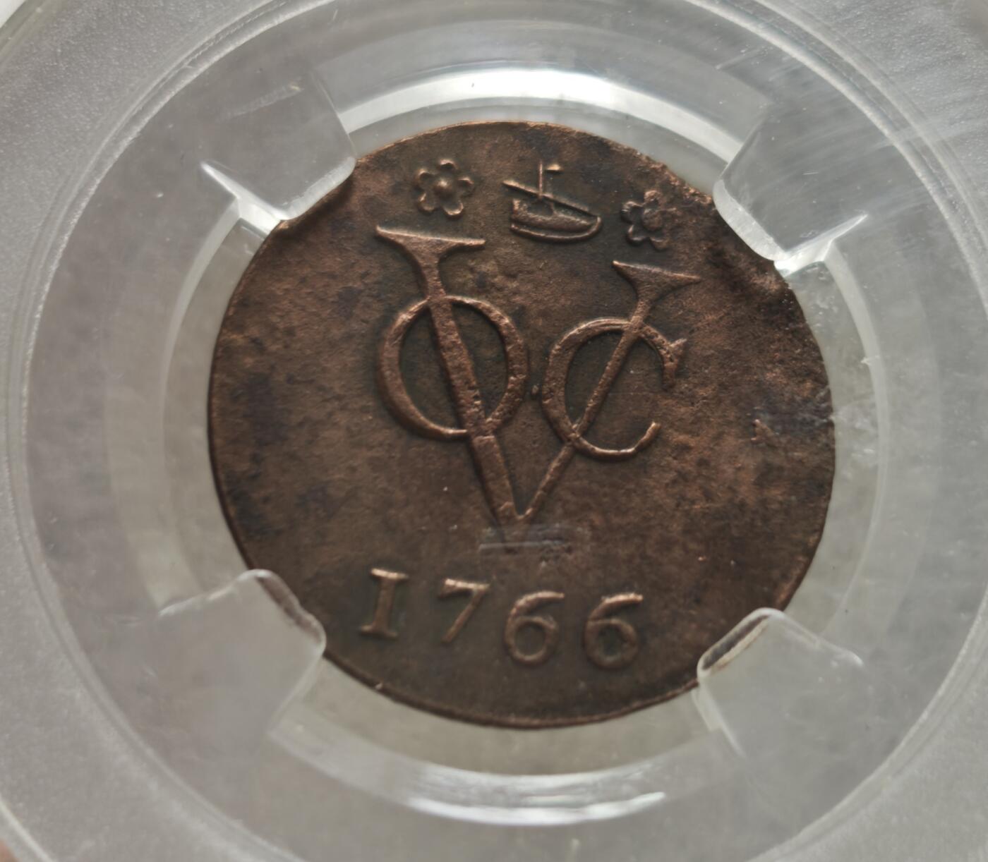 瓶子🏺第236期拍卖会  荷兰东印度公司（VOC, Vereenigde Oost-Indische Compagnie）于1766年发行的铜币，具体为荷兰省（Holland，荷兰共和国七大省之首）分支的官方流通货币，是荷兰黄金时代殖民贸易的核心小额通货 荷兰东印度公司（1602-1799年），荷兰共和国荷兰省（Holland）议会授权发行 