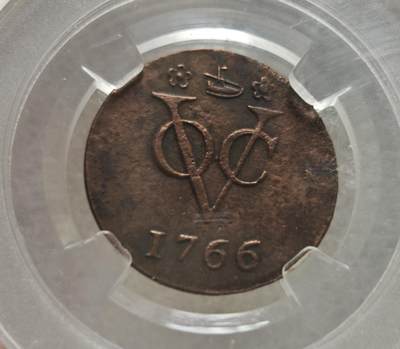 瓶子🏺第236期拍卖会 -  荷兰东印度公司（VOC, Vereenigde Oost-Indische Compagnie）于1766年发行的铜币，具体为荷兰省（Holland，荷兰共和国七大省之首）分支的官方流通货币，是荷兰黄金时代殖民贸易的核心小额通货 荷兰东印度公司（1602-1799年），荷兰共和国荷兰省（Holland）议会授权发行 