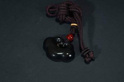 上海都达杂项专场六十九【全场包邮】 - 天然黑曜石祥云锁吊坠挂件 附鉴定证书96-269