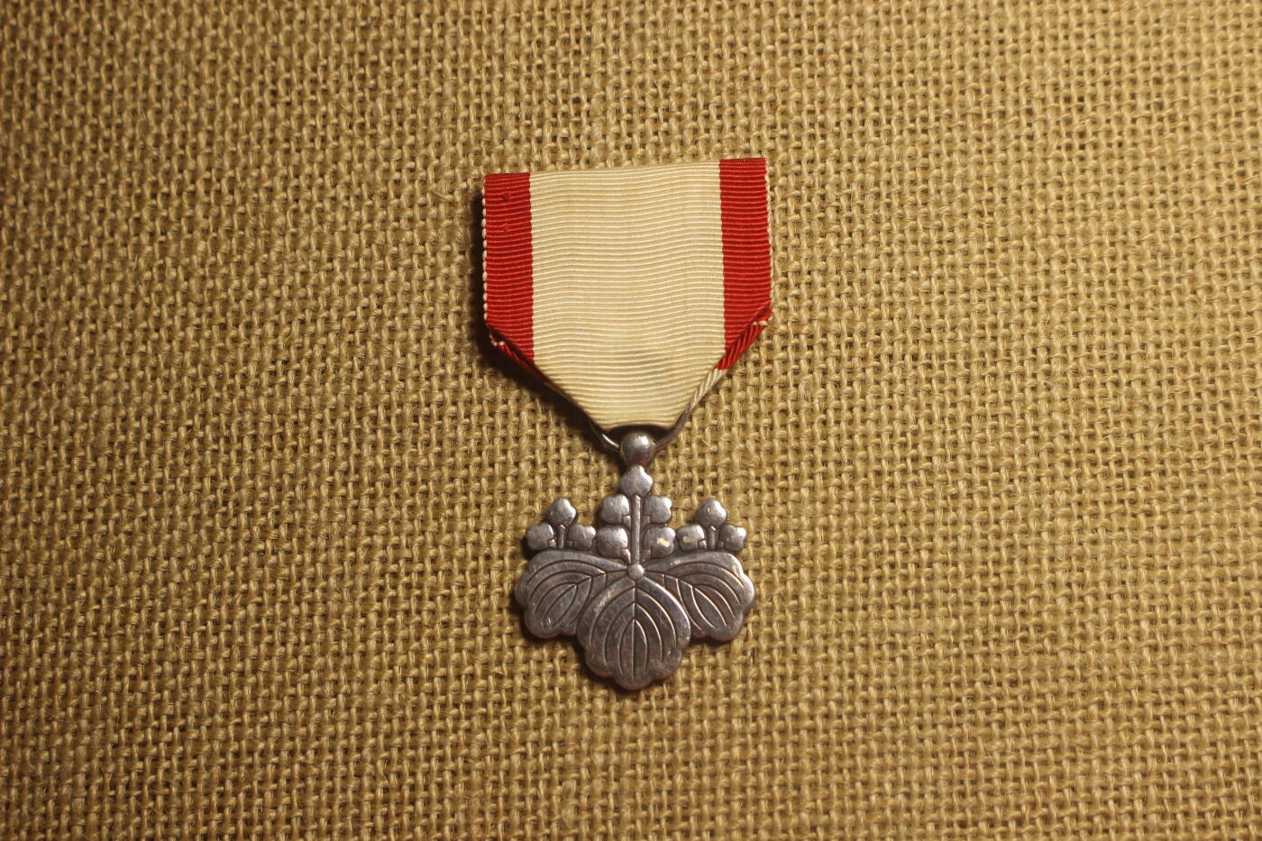 2026.4.11苏、日主题拍卖 八等白叶章，大正式样，银质，轻微佩戴痕迹