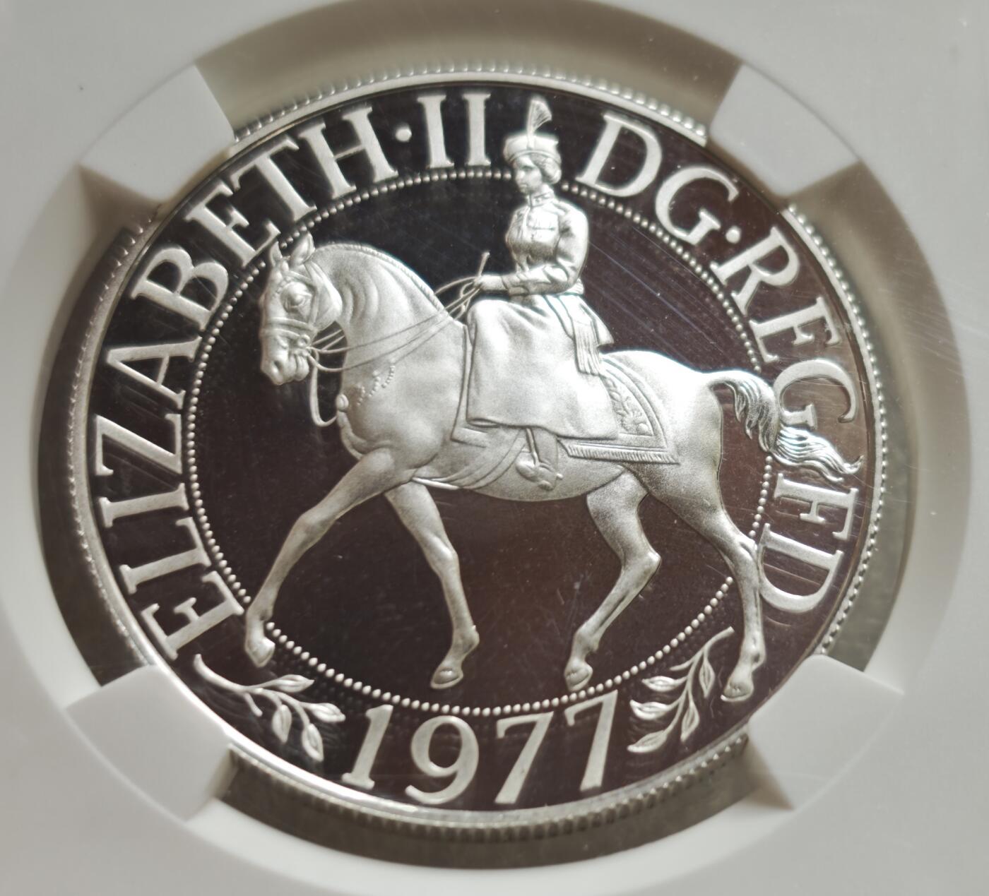 瓶子🏺第236期拍卖会  英国1977年伊丽莎白二世银禧纪念币（NGC PF68 Ultra Cameo）英国皇家铸币局（Royal Mint）发行的1977年伊丽莎白二世银禧纪念银币，封装于NGC（Numismatic Guaranty Company）国际顶级钱币评级机构的密封评级盒中，评级为PF 68 ULTRA CAMEO（精制未流通品，深度浮雕、高清镜面效果）
