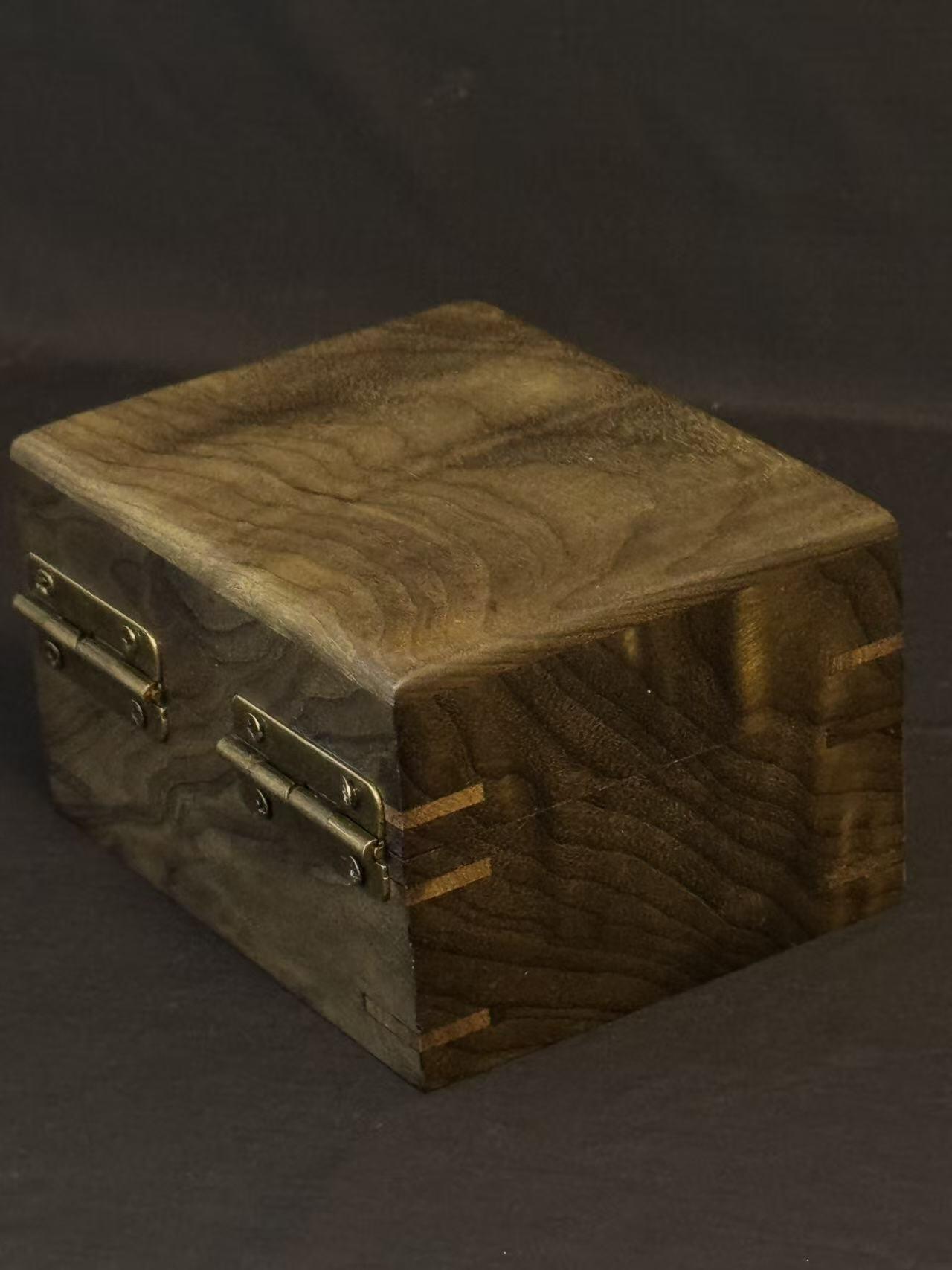 零元拍：精工手做金丝楠阴沉木满水波满纹满金丝首饰盒/品香盒，尺寸：100.5/79.5/61MM。