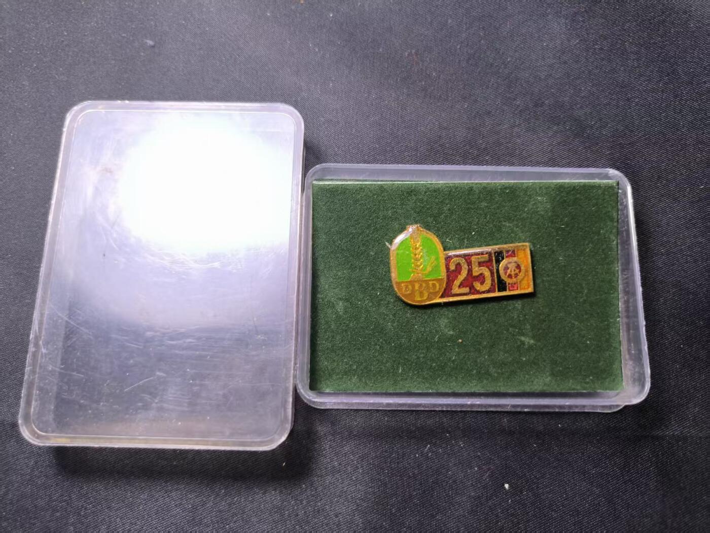 云宸嘉赏-勋臻佳藏四月精品甄选场次（低佣 一元一手） 民主德国农民民主党（DBD-东德的重要参政党派）二十五年荣誉党员证章带盒  