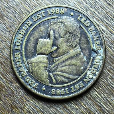 （向佐同款手势）英国时尚品牌 Ted Baker 的品牌纪念/广告代币（Token），不是法定流通货币。 - （向佐同款手势）英国时尚品牌 Ted Baker 的品牌纪念/广告代币（Token），不是法定流通货币。