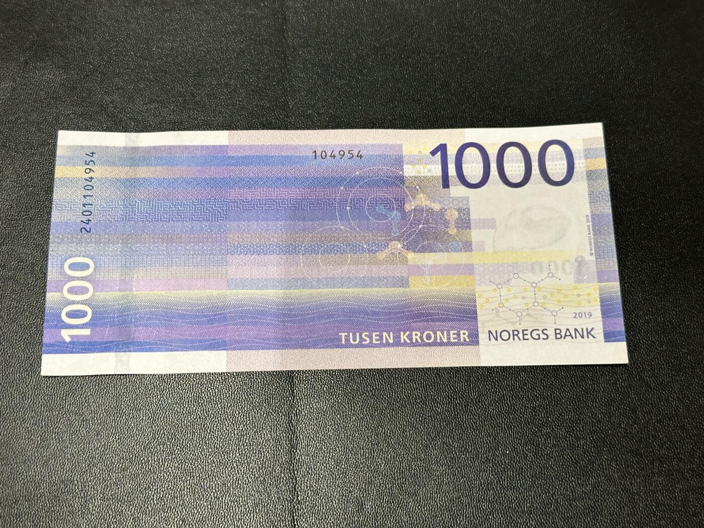 《外钞收藏家》第六百二十五期（精选场）（长期征集拍品、欢迎藏友们联系合作） 2019年挪威1000克朗 紫色海浪 全新 要求高的话个别角不绝轻微钝 尾954