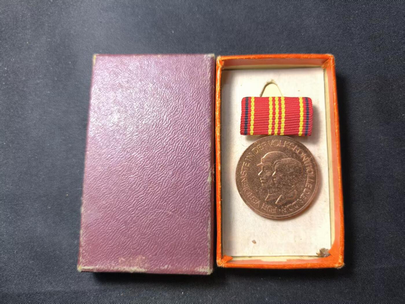 云宸嘉赏-勋臻佳藏四月精品甄选场次（低佣 一元一手） 民主德国人民监督委员会三级功绩奖章带原盒 早期仿皮盒版本