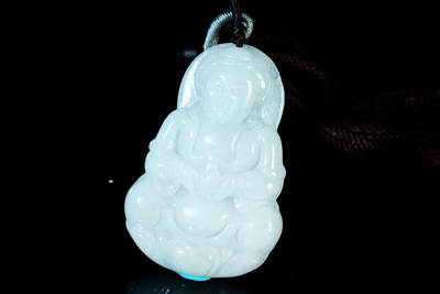 上海都达杂项专场六十九【全场包邮】 - 天然冰糯种翡翠（A货）精雕《持瓶观音》挂件 附鉴定证书96-11