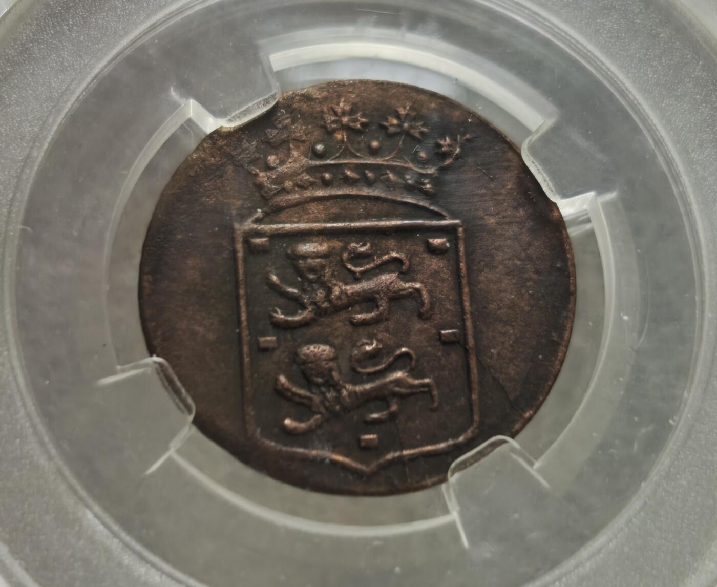 瓶子🏺第236期拍卖会  荷兰东印度公司（VOC, Vereenigde Oost-Indische Compagnie）于1766年发行的铜币，具体为荷兰省（Holland，荷兰共和国七大省之首）分支的官方流通货币，是荷兰黄金时代殖民贸易的核心小额通货 荷兰东印度公司（1602-1799年），荷兰共和国荷兰省（Holland）议会授权发行 