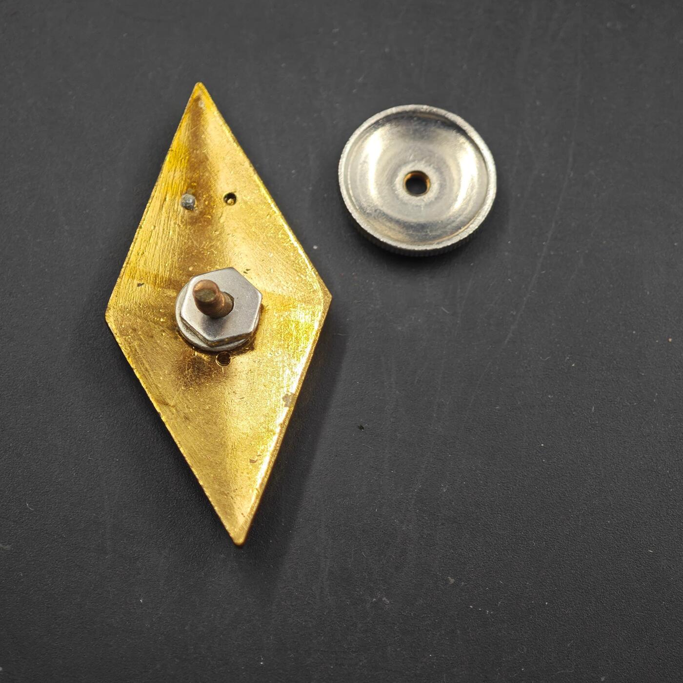 4月8日结束，成斌徽章钱币专场 苏联乌拉尔工学院校徽铜制珐琅（部分有变色，无磕碰）