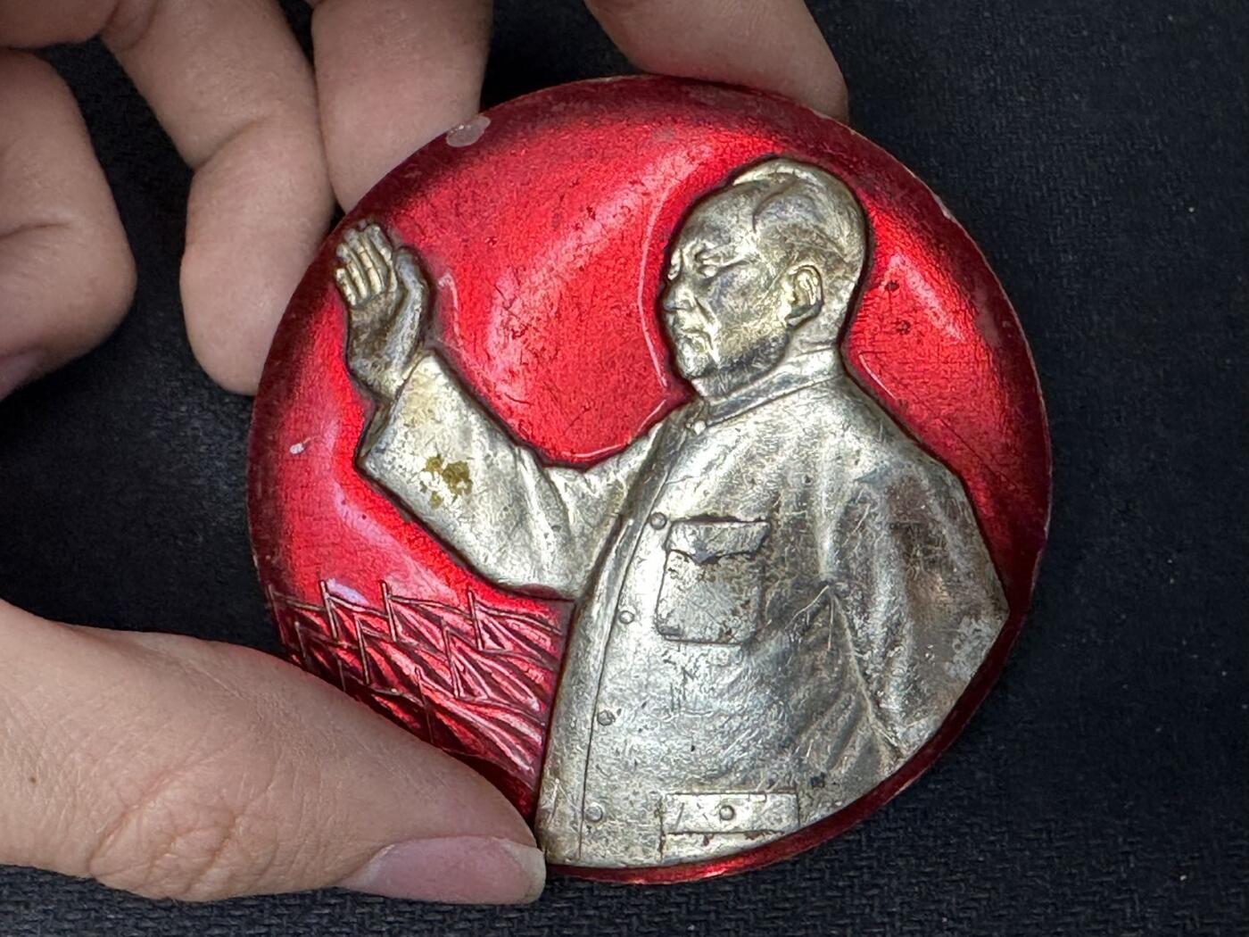 新时代收藏快速小拍 拍卖本周一线所得新货 4月10日场 伟人像章，挥手红旗，品一般