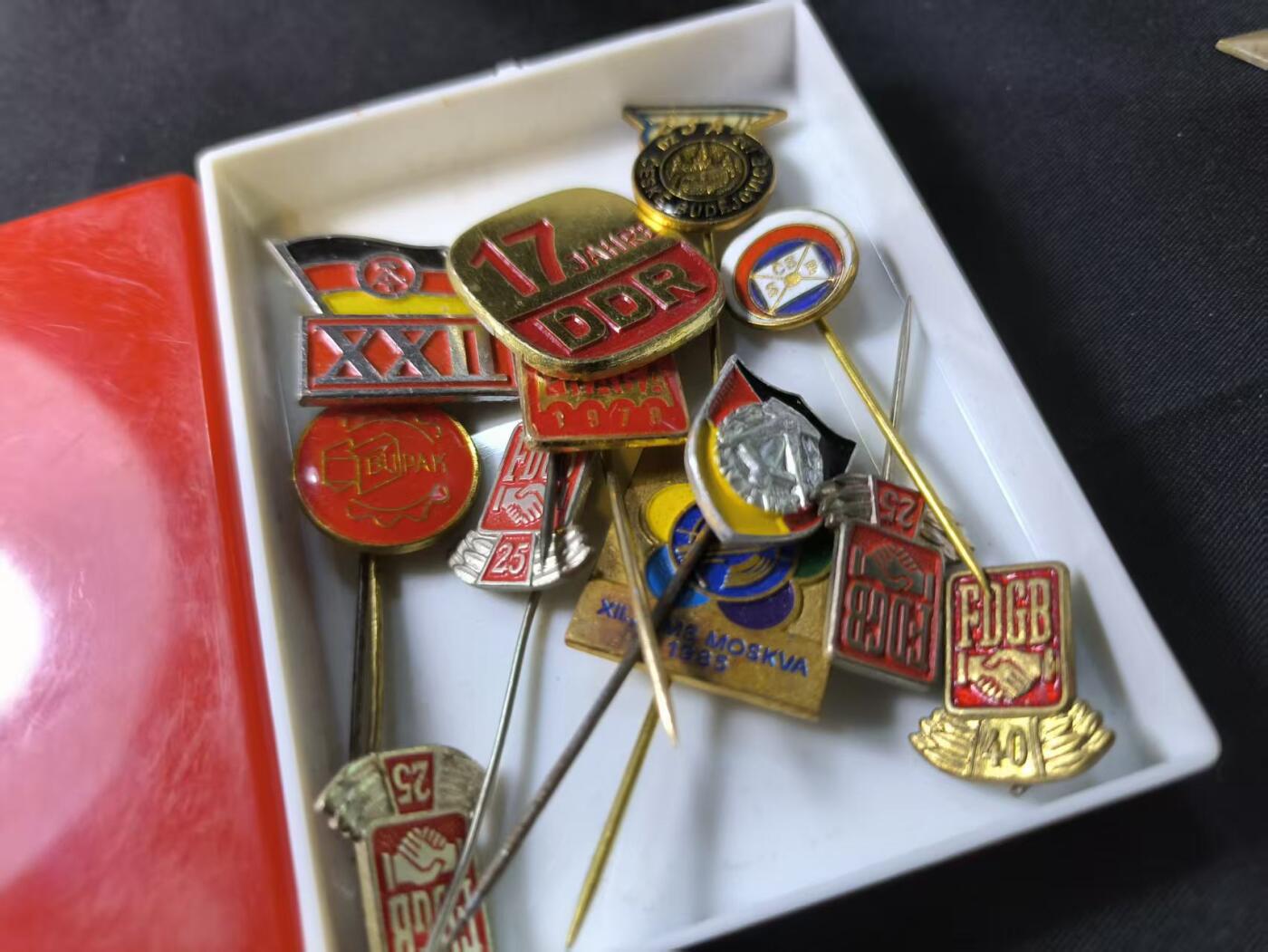 云宸嘉赏-勋臻佳藏四月精品甄选场次（低佣 一元一手） 民主德国精品证章、插针一组带盒 赠友佳品