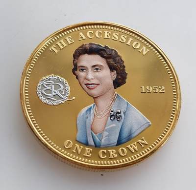 外国优质银币克朗币纪念章，每周六晚九点倒数截拍，满百包邮可寄存，持续收拍 - 精制镀金特里斯坦-达库尼亚群岛2014 年伊丽莎白二世登基 1 克朗纪念币直径38.5mm，27克。正面呈现女王晚年肖像，背面还原其年轻时的登基形象及花押字，追溯女王开启 70 年统治的历史起点。