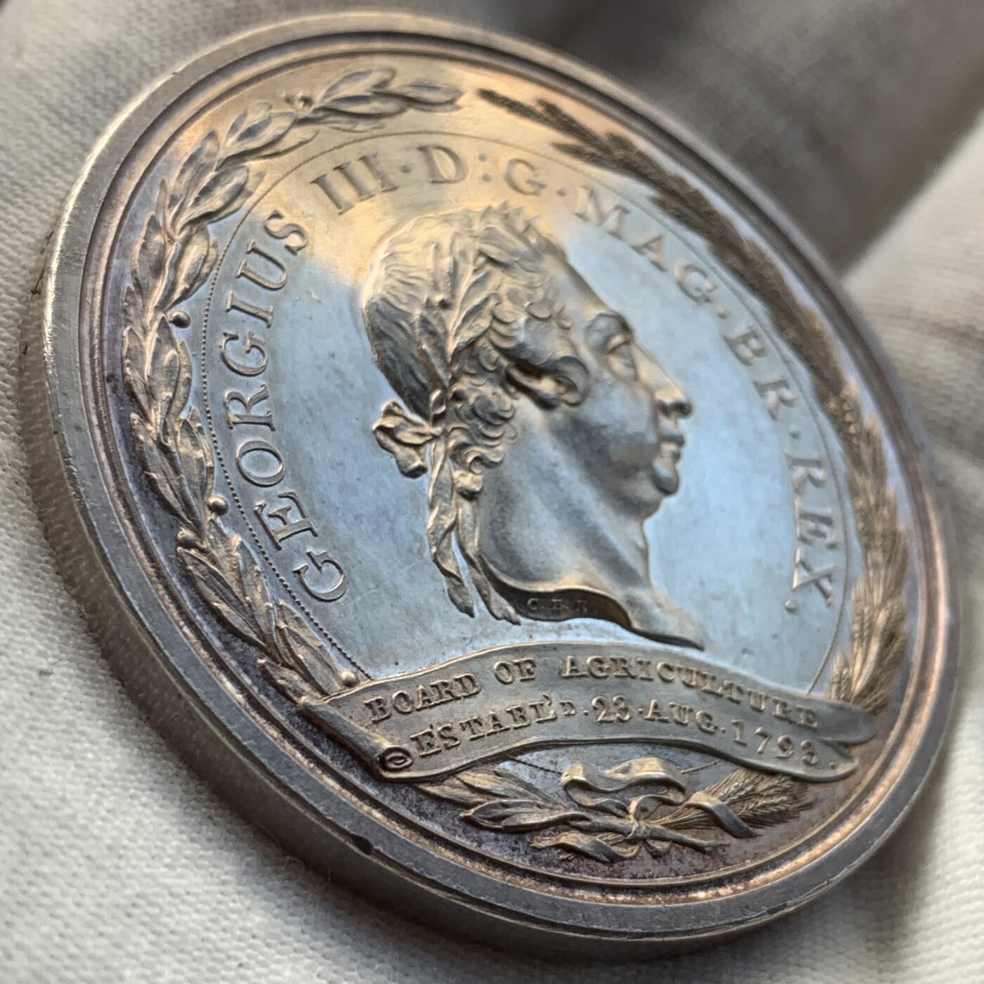 掌中浮雕-藏着的欧洲第057场 1801年英国农业委员会银奖章 ，48mm, 62g。C.H.kuchler雕刻。边缘刻获奖人：Mr Josh.Atkinson, 极罕！