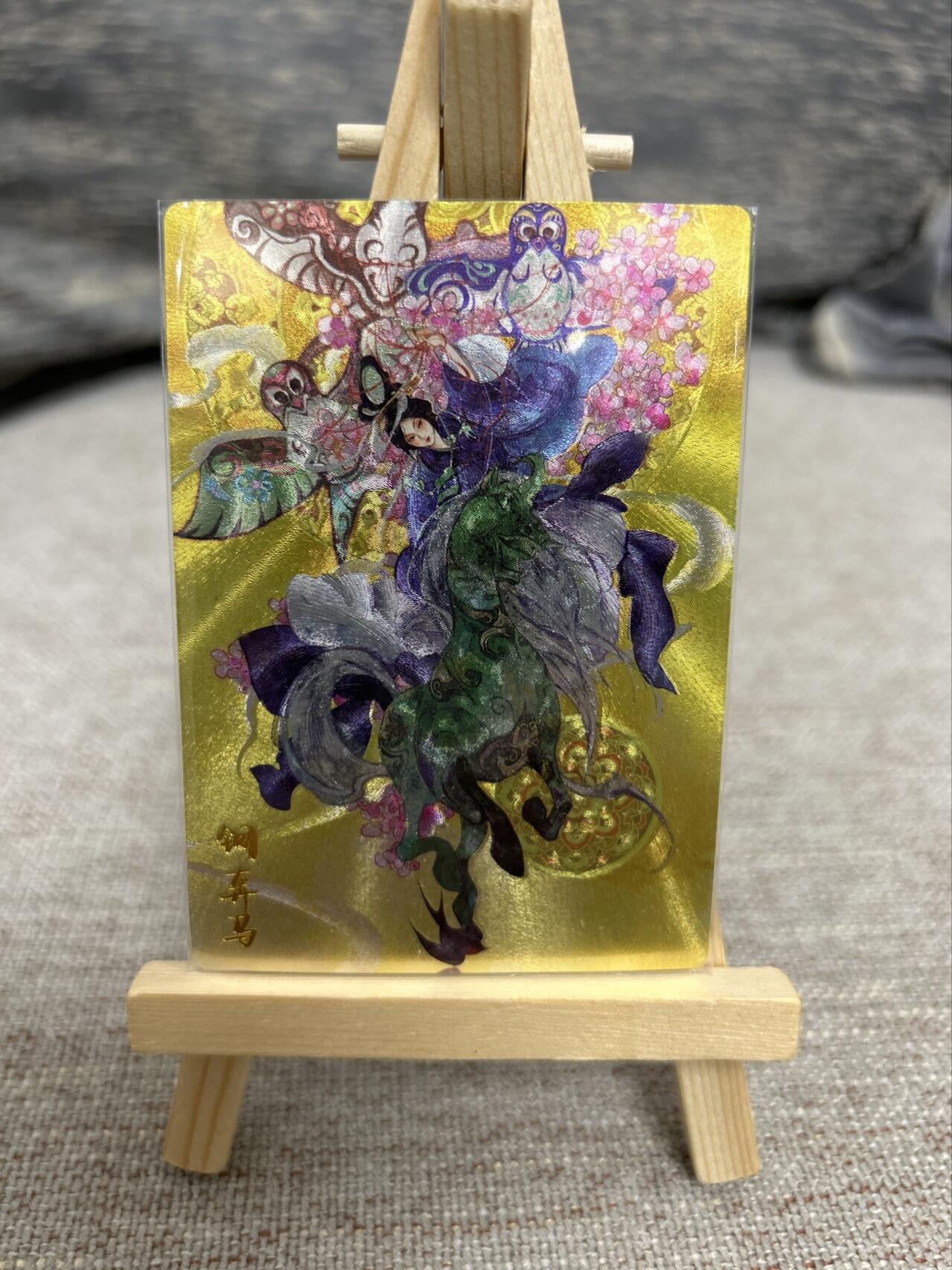 喜灰玩卡拍卖第七期，接拍品0佣金，欢迎送拍，释放现金流，让自己有资金可以购买更多喜欢的卡牌，让别的卡友能淘到更多心仪的卡牌 卡德曼 玉玉卿老师绘铜弃马 折光粗闪 最后一图可见卡面原带瑕疵，介意勿拍