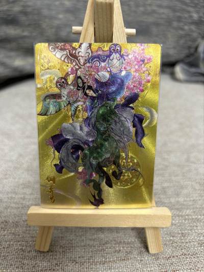 喜灰玩卡拍卖第七期，接拍品0佣金，欢迎送拍，释放现金流，让自己有资金可以购买更多喜欢的卡牌，让别的卡友能淘到更多心仪的卡牌 - 卡德曼 玉玉卿老师绘铜弃马 折光粗闪 最后一图可见卡面原带瑕疵，介意勿拍