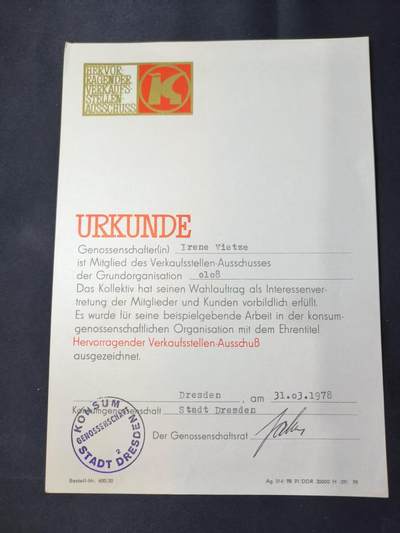 云宸嘉赏-勋臻佳藏四月精品甄选场次（低佣 一元一手） - 民主德国德累斯顿消费合作社「优秀销售网点委员会」荣誉证书 授予伊雷妮・维策女士
