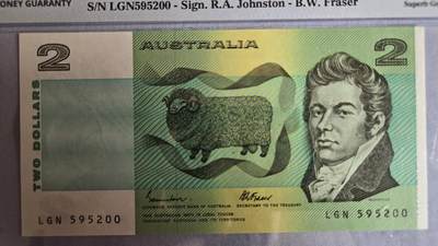 听雨轩（八十） - 澳大利亚2澳元 pmg67 无347靓号正面印有澳大利亚政治家、企业家约翰·麦卡瑟的肖像，搭配装饰化绵羊图案，背面对应为农学家威廉·詹姆斯·法勒；1985