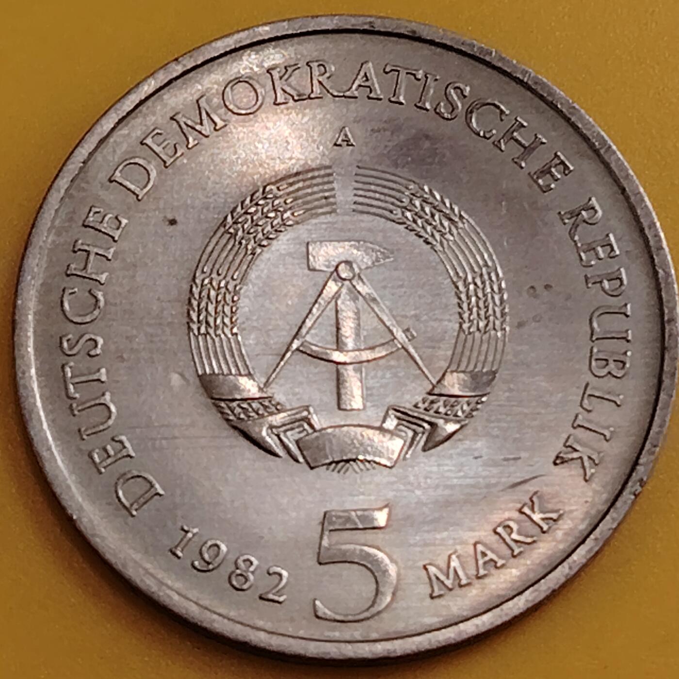 布加迪🐬～世界钱币(上海)🌾第 288 期 /  各国套币和散币 东德 1982年 5马克纪念币 歌德故居