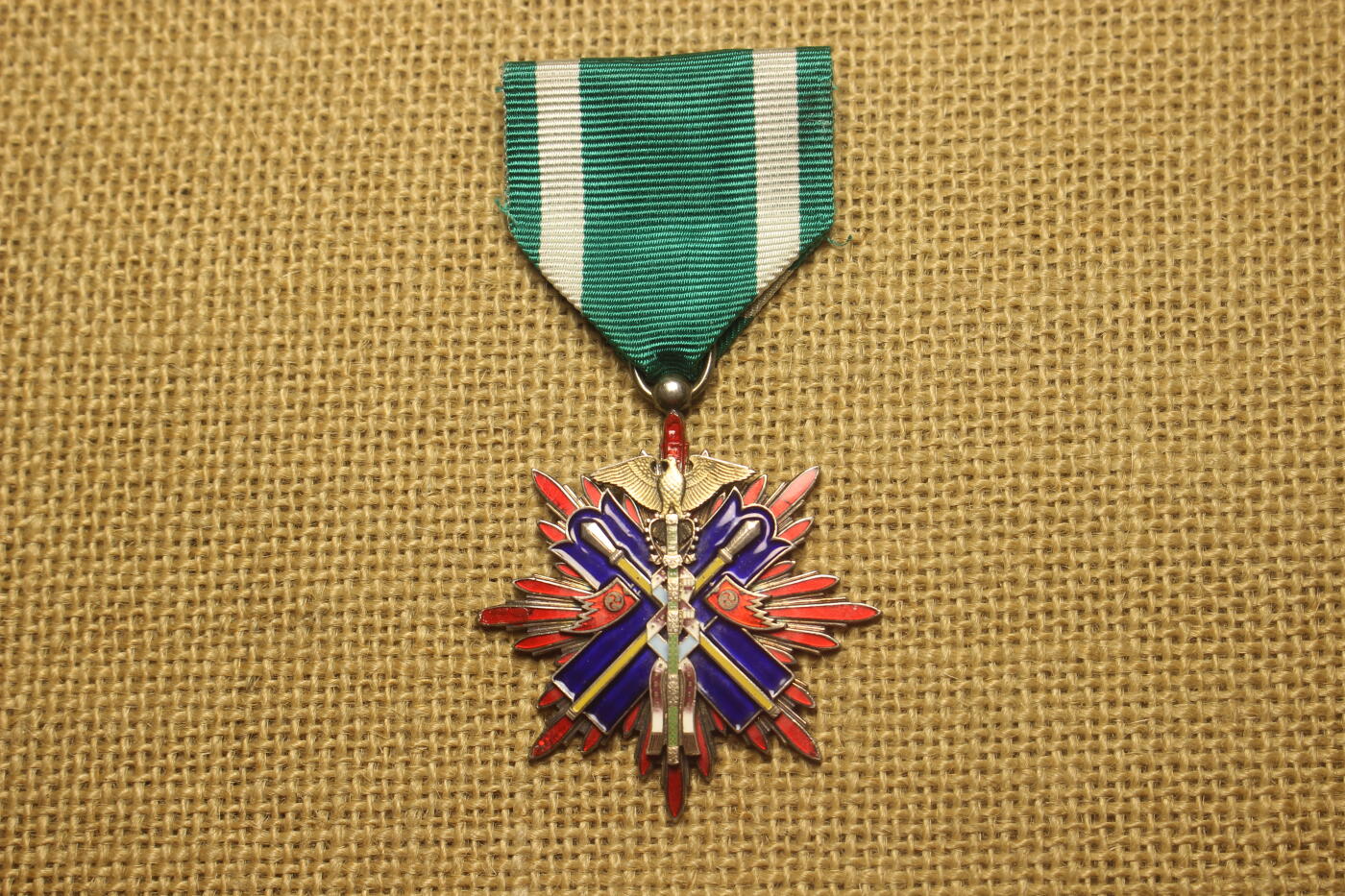 2026.4.11苏、日主题拍卖 五等金鵄章，昭和早式样，银质镀金，局部珐琅，日常佩戴品相，九点十二点方向红色珐琅修补，上挂仿品