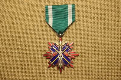 2026.4.11苏、日主题拍卖 - 五等金鵄章，昭和早式样，银质镀金，局部珐琅，日常佩戴品相，九点十二点方向红色珐琅修补，上挂仿品