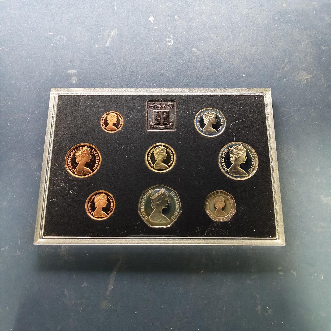 【全场包邮】纯粹捡漏拍519场 英国1984年2版女王头像末年官方蓝本精制套币-含1镑四邦国花系列苏格兰蓟花