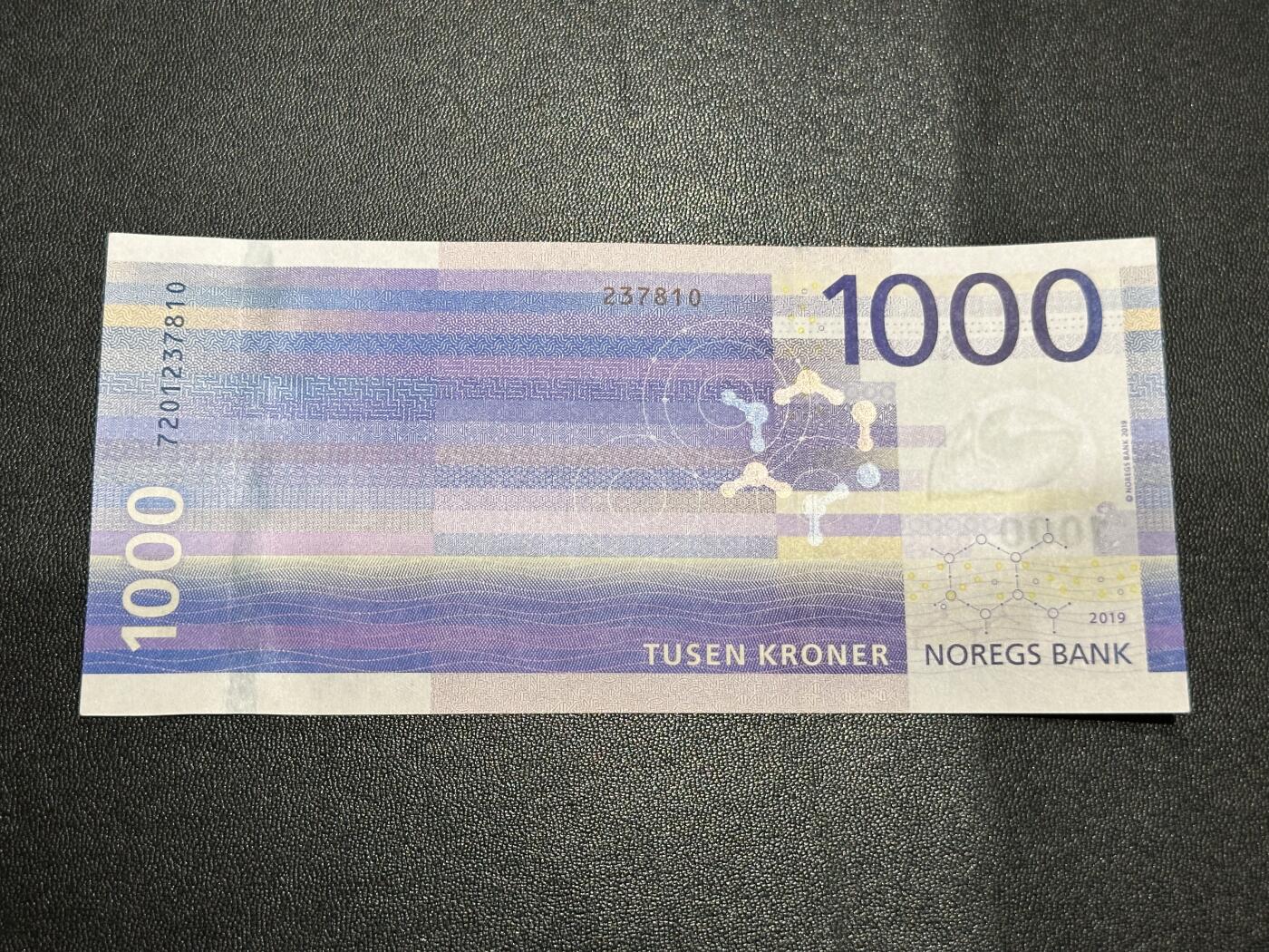 《外钞收藏家》第六百二十五期（精选场）（长期征集拍品、欢迎藏友们联系合作） 2019年挪威1000克朗 紫色海浪 全新 要求高的话个别角不绝轻微钝 尾810