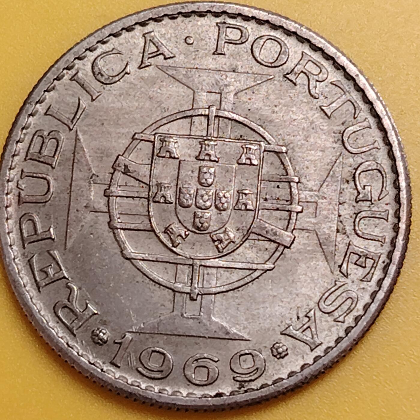 布加迪🐬～世界钱币(上海)🌾第 288 期 /  各国套币和散币 安哥拉🇦🇴 1969年 10埃斯库多 28mm