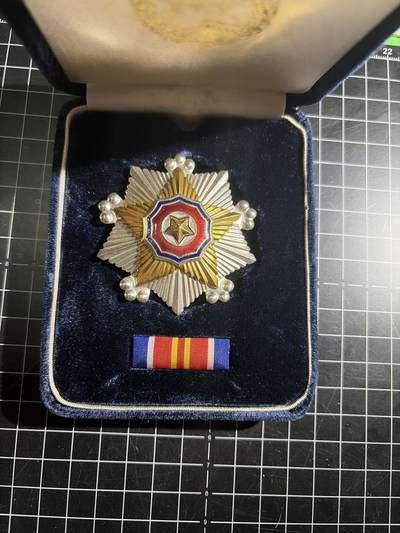 古冰库章牌勋赏收藏0起拍卖 - 稀少方盒 朝总联版烫金国徽盒二级国旗勋章带盒略