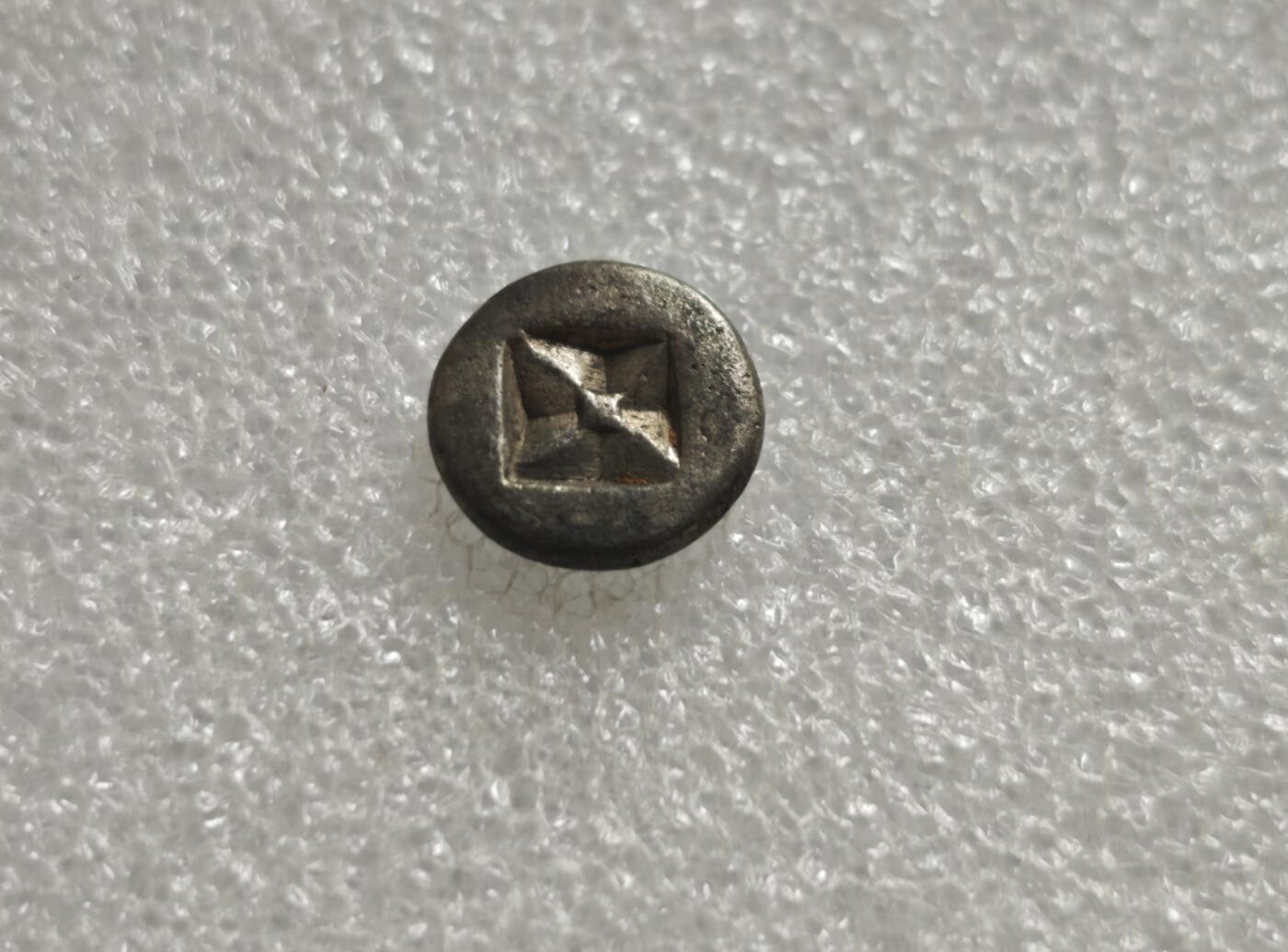 瓶子🏺第236期拍卖会  三佛齐（室利佛逝）檀香花打制银币 东南亚海上丝路核心王朝，无传统方孔钱，以打制金银/银锭/小银币为贸易媒介；檀香是核心出口商品，故以四瓣檀香花为官方戳记/币面主图