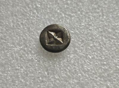 瓶子🏺第236期拍卖会 -  三佛齐（室利佛逝）檀香花打制银币 东南亚海上丝路核心王朝，无传统方孔钱，以打制金银/银锭/小银币为贸易媒介；檀香是核心出口商品，故以四瓣檀香花为官方戳记/币面主图