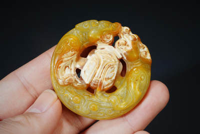 上海都达杂项专场102【全场包邮】  古玉双龙护卫玉佩96-48