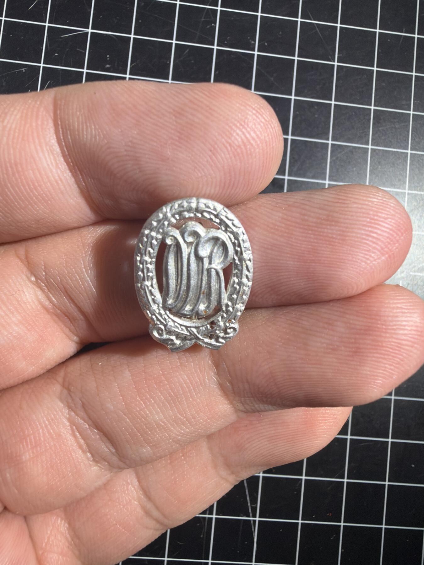 古冰库章牌勋赏收藏0起拍卖 东德体育铝章