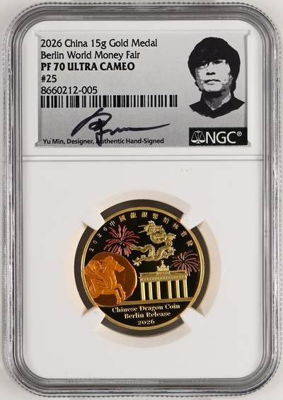 冠军-HICC 4月8日香港拍卖 - 2026年世界钱币展览会·柏林熊猫纪念章，15克金 #25，成色99.9%，直径27毫米，铸造量25枚，NGC PF 70 ULTRA CAMEO，设计师余敏亲笔签名版标签，珍稀的、品相最好的2026年世界钱币展览会·柏林熊猫15克金质纪念章