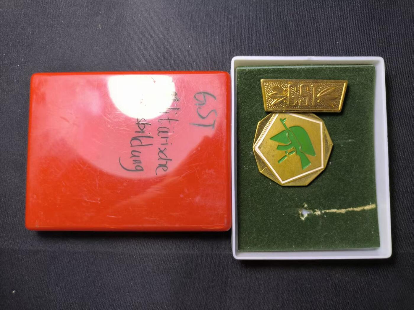 云宸嘉赏-勋臻佳藏四月精品甄选场次（低佣 一元一手） 民主德国GST准军事组织协会 军事训练证章带盒