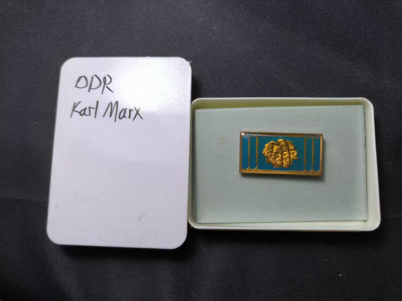 云宸嘉赏-勋臻佳藏四月精品甄选场次（低佣 一元一手） 民主德国 卡尔·马克思先锋模范证章带盒 美品